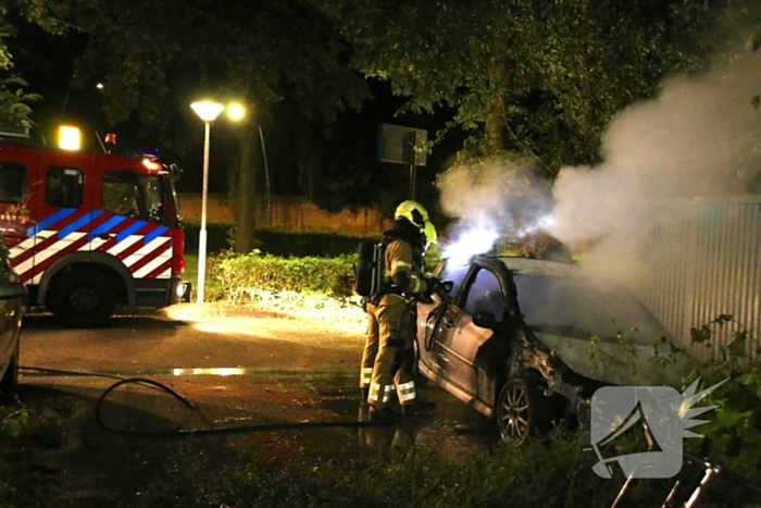 Brand in geparkeerde auto: politie onderzoekt mogelijke brandstichting