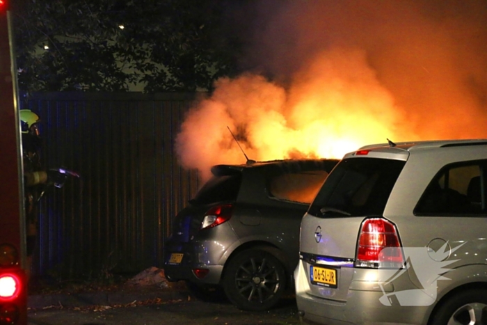 Brand in geparkeerde auto: politie onderzoekt mogelijke brandstichting