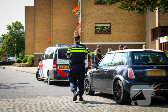 Fietser komt op voorruit terecht