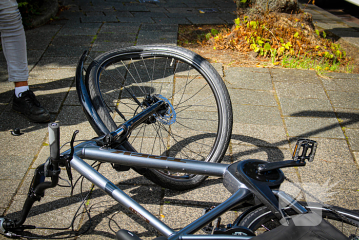 Fietser komt op voorruit terecht