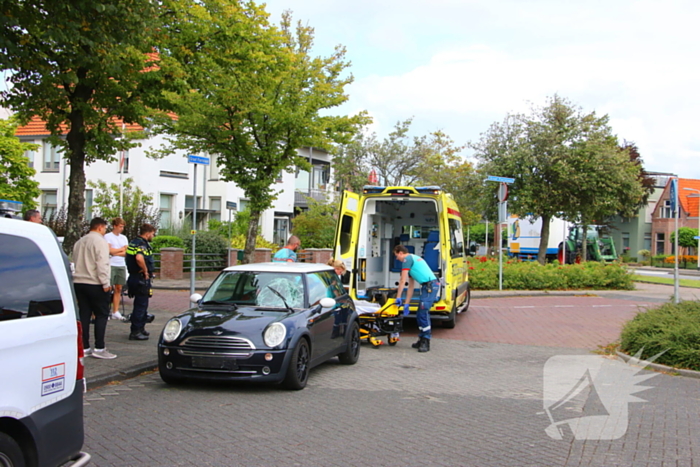 Fietser komt op voorruit terecht