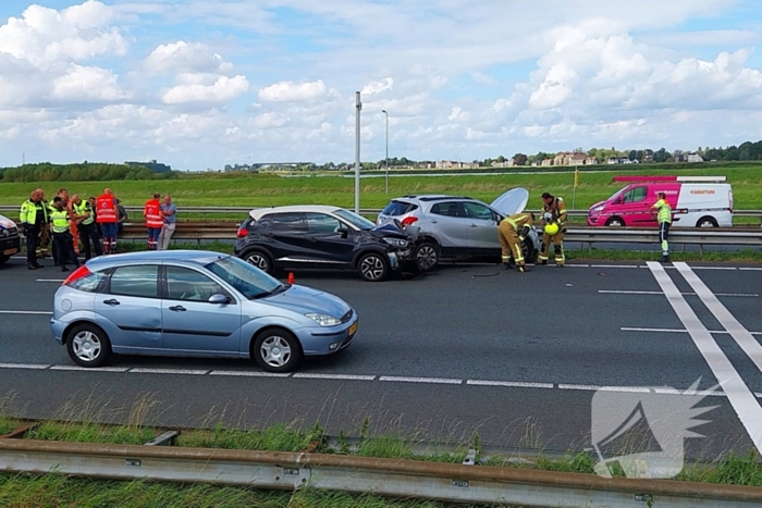 Twee voertuigen botsen op snelweg