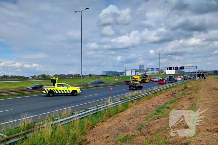 Twee voertuigen botsen op snelweg