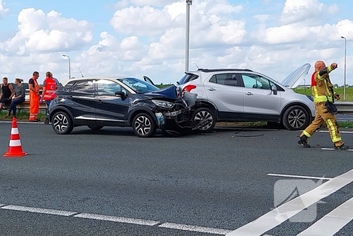 Twee voertuigen botsen op snelweg