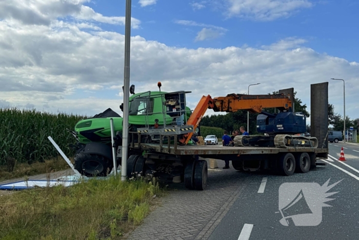 Trekker raakt van de weg en kantelt op bushokje