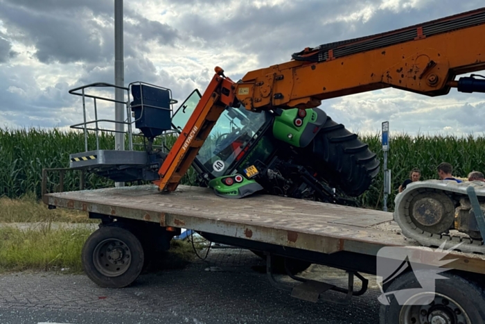 Trekker raakt van de weg en kantelt op bushokje