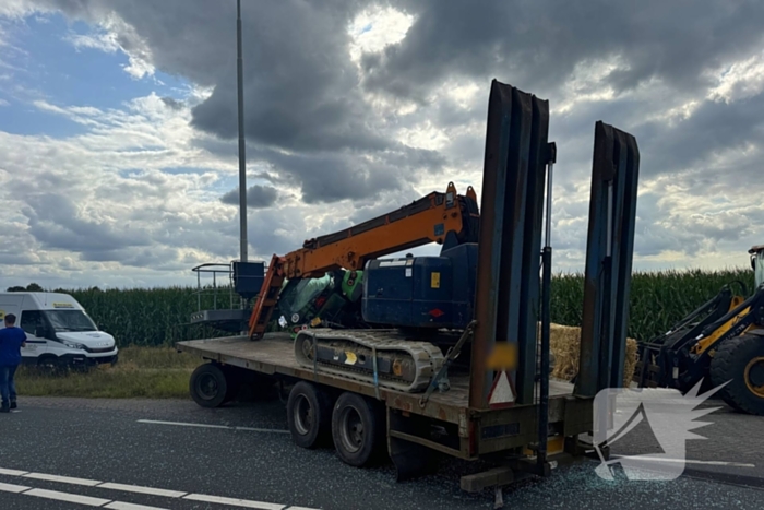 Trekker raakt van de weg en kantelt op bushokje