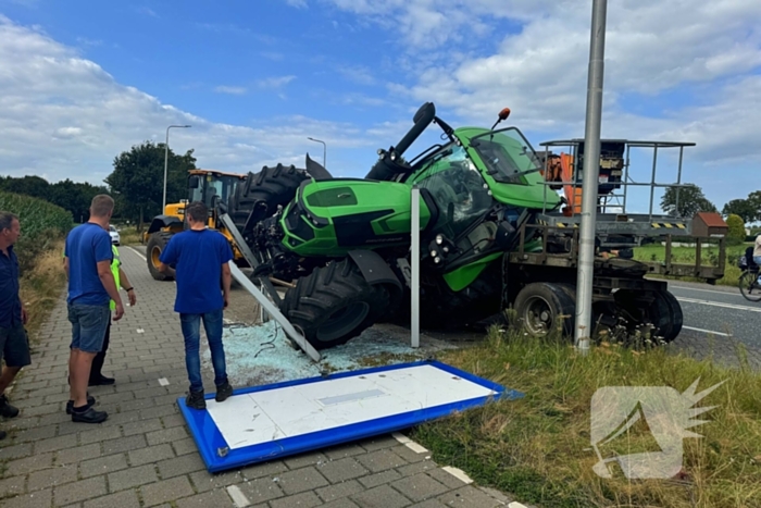 Trekker raakt van de weg en kantelt op bushokje