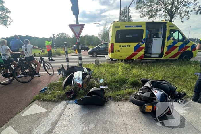 Twee scooters met elkaar in botsing op kruising