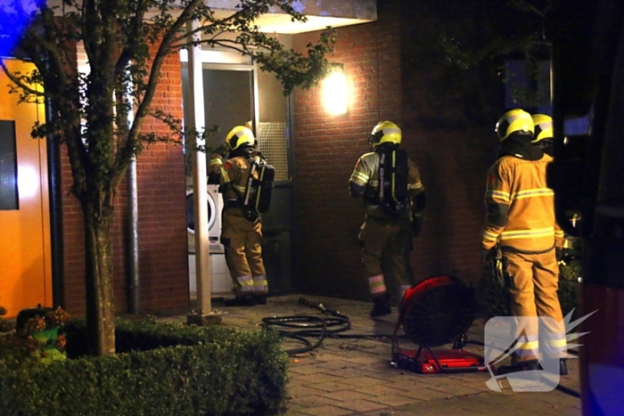 Brandweer blust brand in meterkast