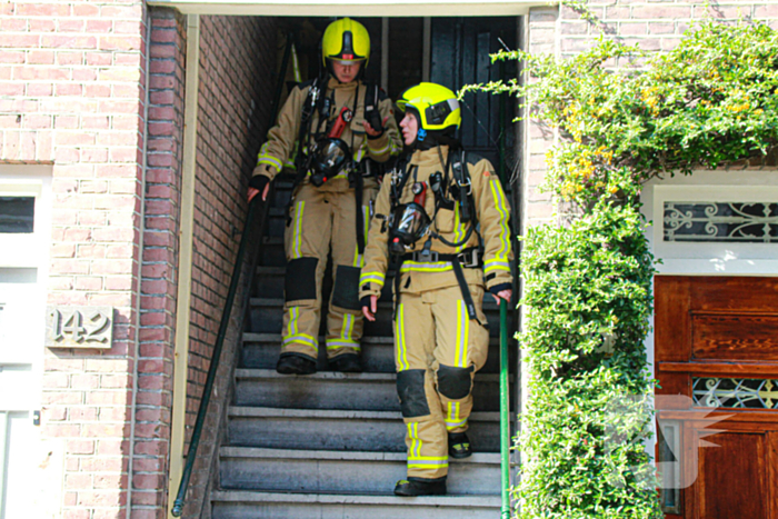 Brandweer blust brand in woning