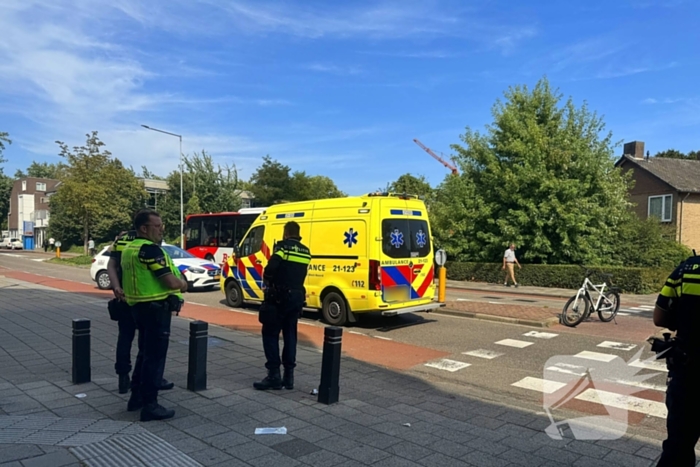 Fietser geschept door vrachtwagen