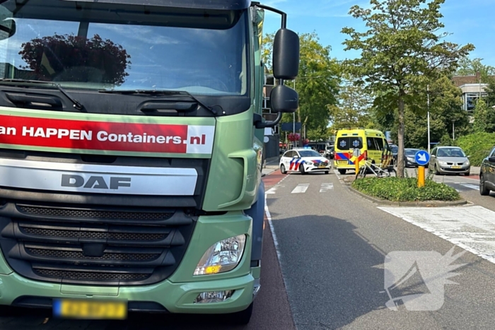 Fietser geschept door vrachtwagen