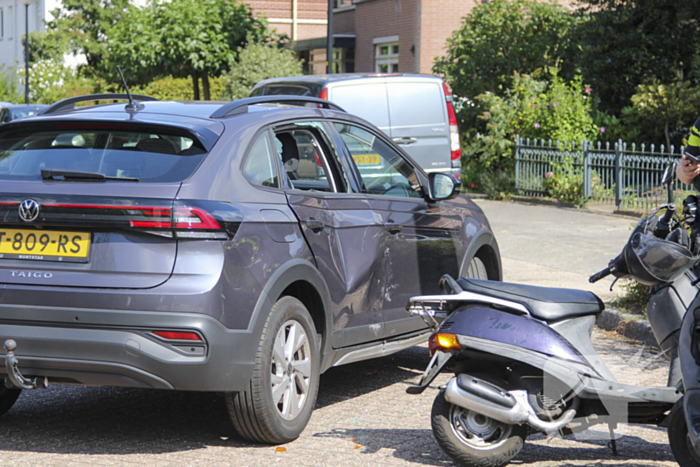 Scooterrijder klapt op achterportier van personenauto