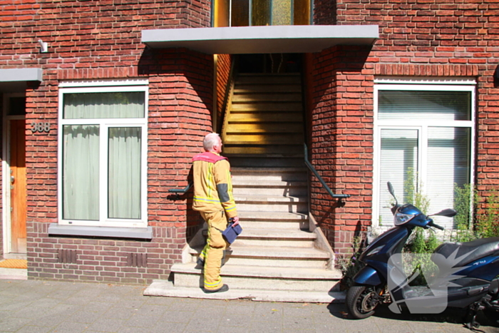 Brandweer heeft grote moeite om woning binnen te komen