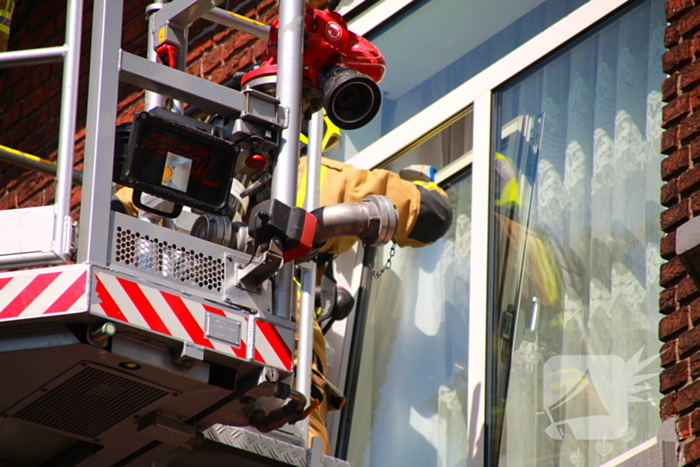 Brandweer heeft grote moeite om woning binnen te komen