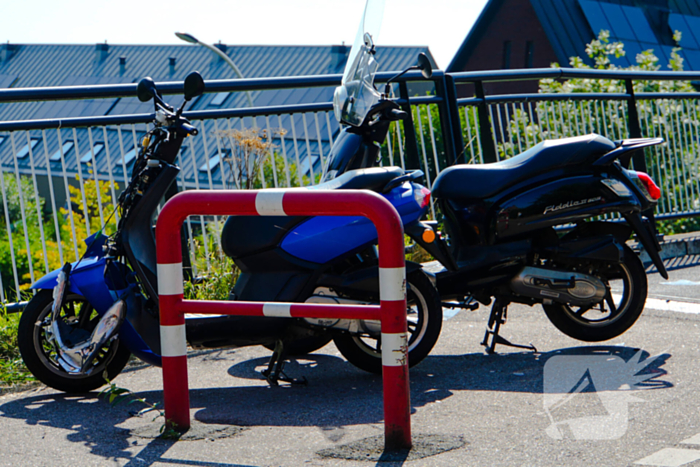 Twee scooterrijders botsen op elkaar