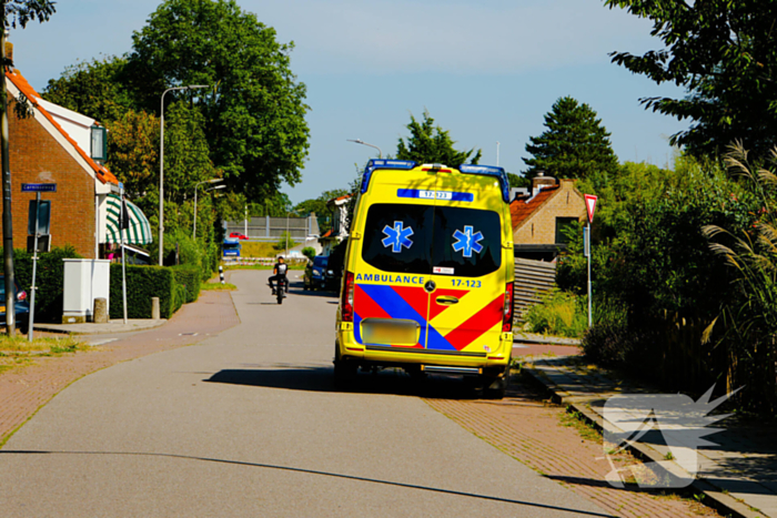 Twee scooterrijders botsen op elkaar