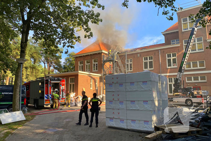 Veel rookontwikkeling bij dakbrand