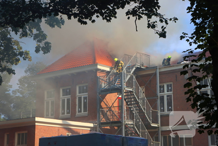 Veel rookontwikkeling bij dakbrand