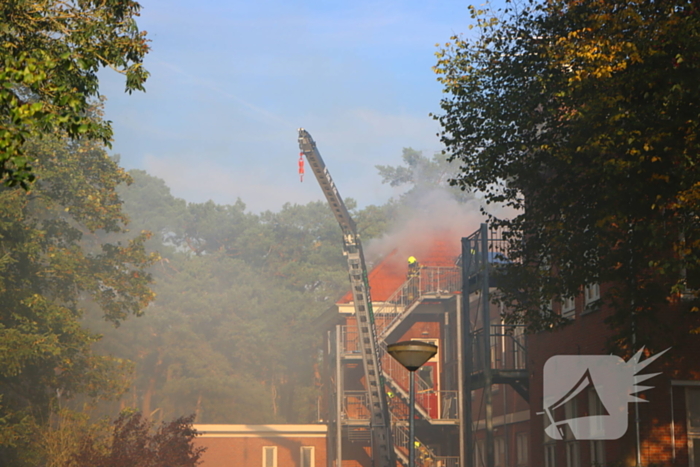 Veel rookontwikkeling bij dakbrand