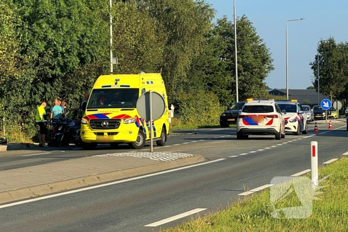 Motorrijder botst achter op personenauto