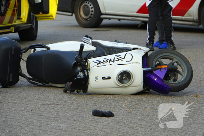 Opzittenden deelscooter gewond na val