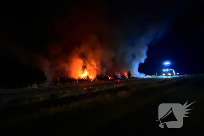 Flinke buitenbrand in hooibalen