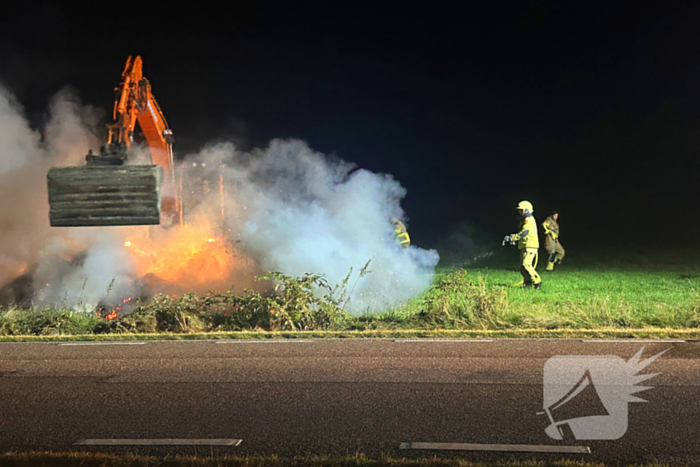 Flinke buitenbrand in hooibalen