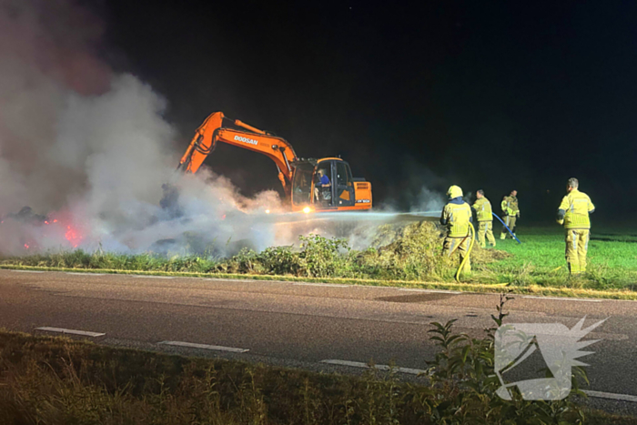 Flinke buitenbrand in hooibalen