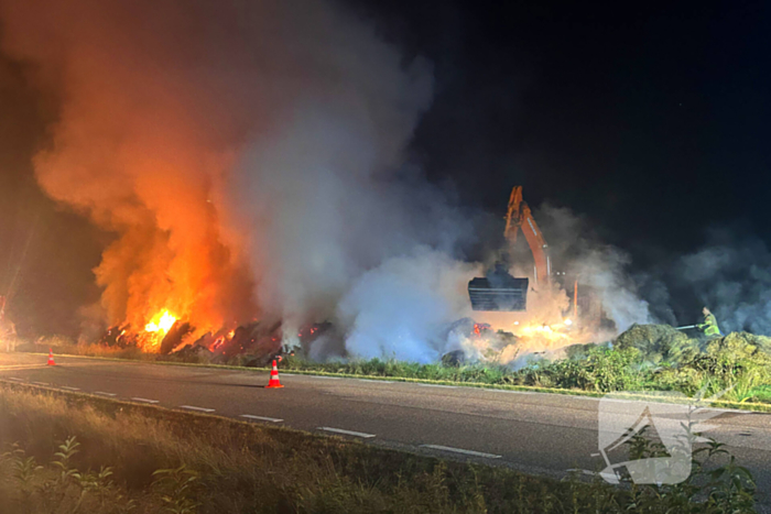 Flinke buitenbrand in hooibalen