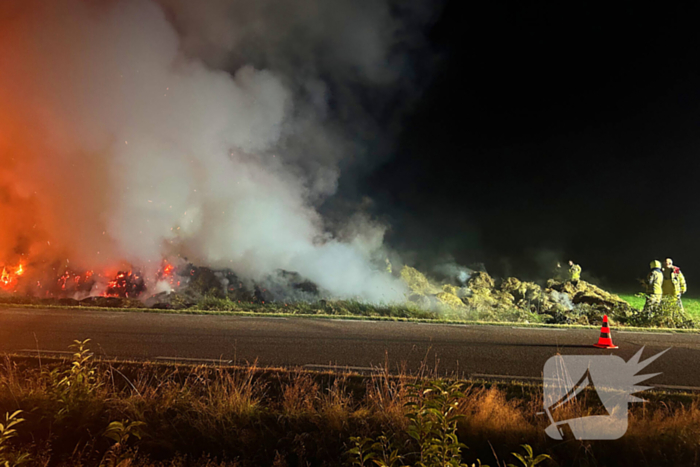 Flinke buitenbrand in hooibalen