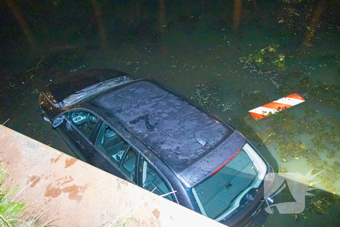 Vrouw belandt zwaar in onder invloed met auto in water