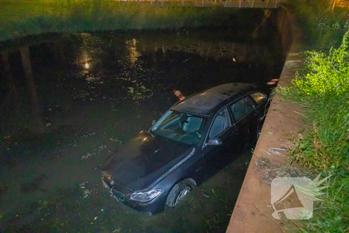 Vrouw belandt zwaar in onder invloed met auto in water