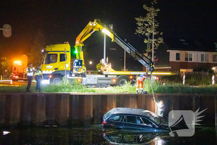 Vrouw belandt zwaar in onder invloed met auto in water