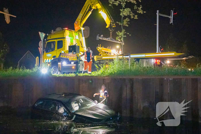 Vrouw belandt zwaar in onder invloed met auto in water