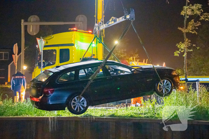 Vrouw belandt zwaar in onder invloed met auto in water