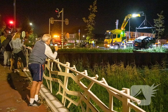 Vrouw belandt zwaar in onder invloed met auto in water