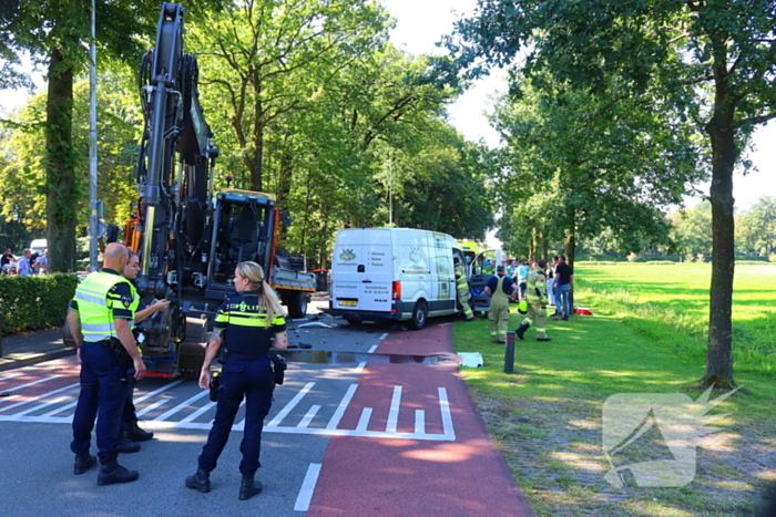 Ongeval met bestelbus en graafmachine