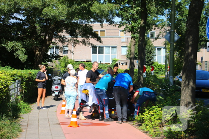 Scootmobielbestuurder gewond bij botsing met brommer op fietspad