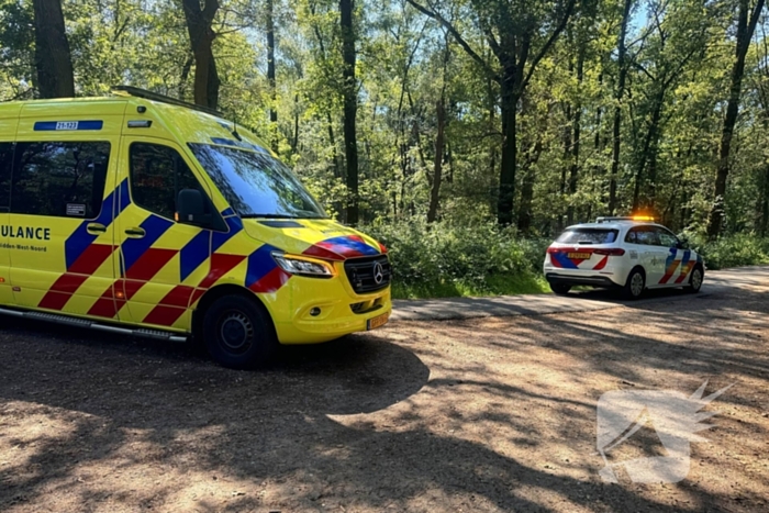 Fietsers botsen in bocht; gewonde naar ziekenhuis