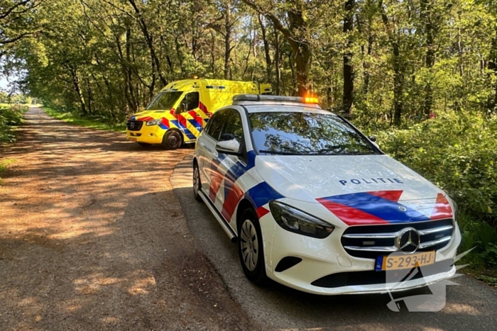 Fietsers botsen in bocht; gewonde naar ziekenhuis