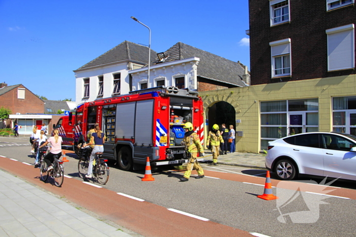 Brandweer blust brandende pallets bij woning