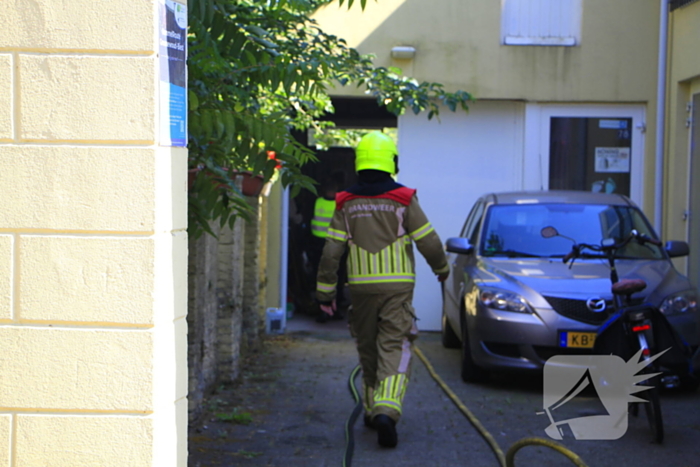 Brandweer blust brandende pallets bij woning