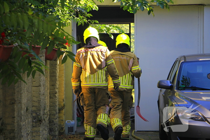 Brandweer blust brandende pallets bij woning