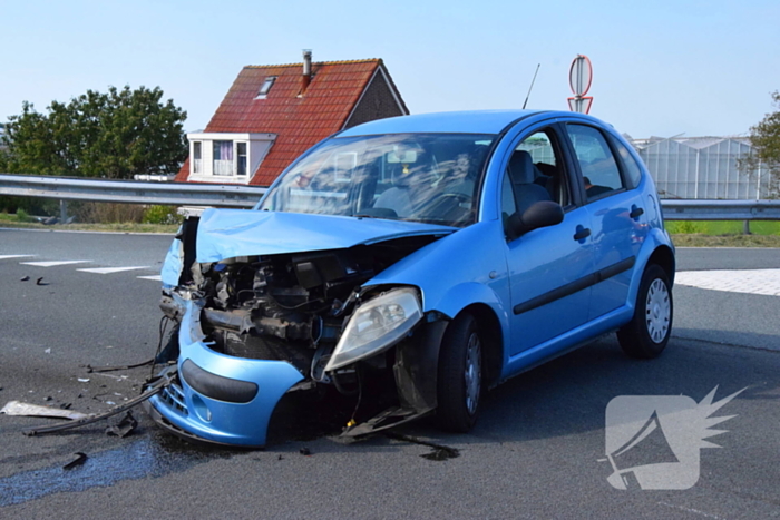 Twee auto's klappen op elkaar op kruising