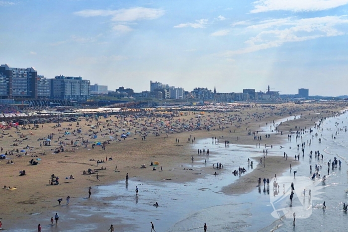 Mensen zoeken verkoeling op het strand