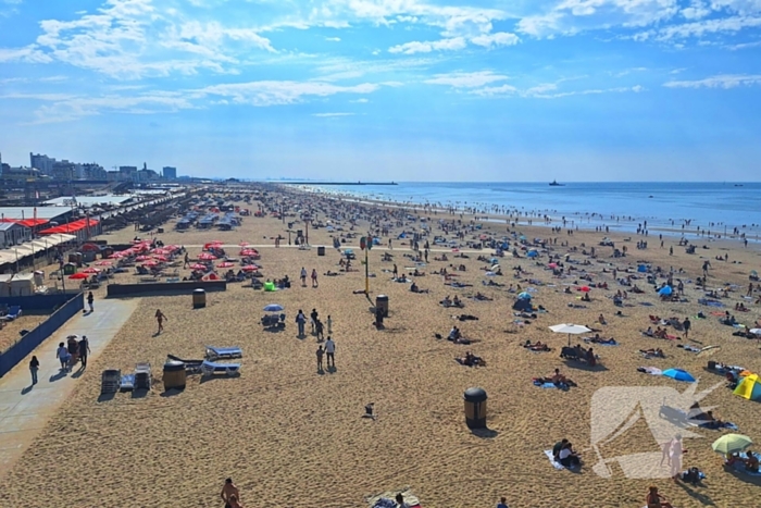 Mensen zoeken verkoeling op het strand