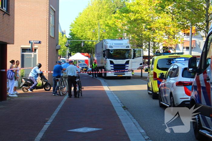 Persoon overleden na aanrijding met vrachtwagen