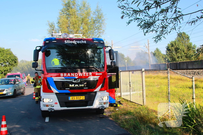 Tientallen meters bermbrand achter spoor moeilijk bereikbaar